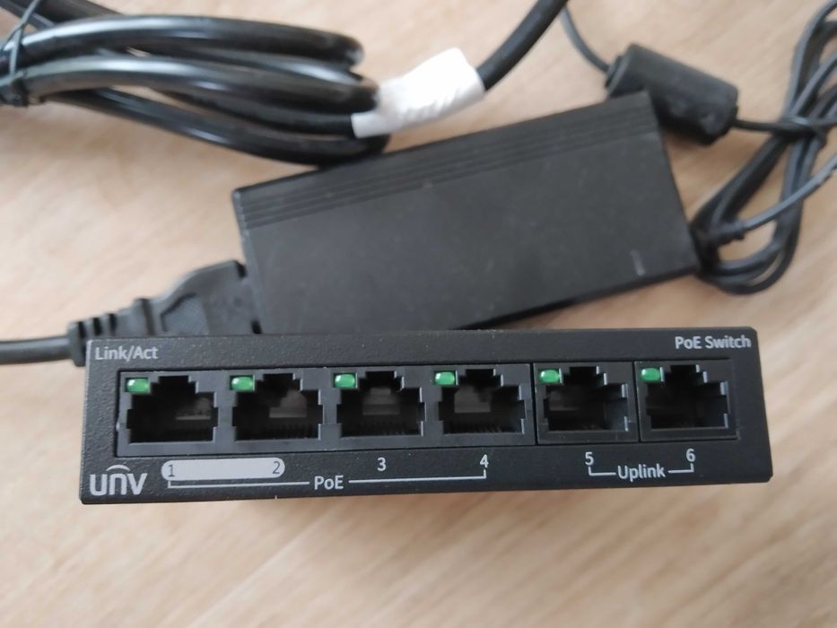 Switch UniView PoE 4x NSW2020-6T-PoE-IN