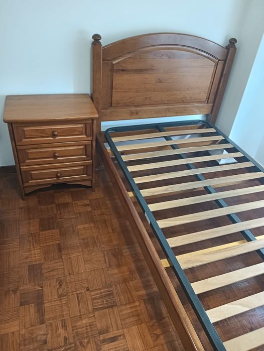 Cama+colchão+mesa de cabeceira