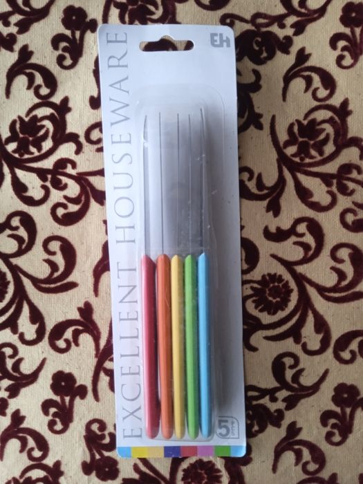 Conjunto suporta copos para pratos, e facas coloridas