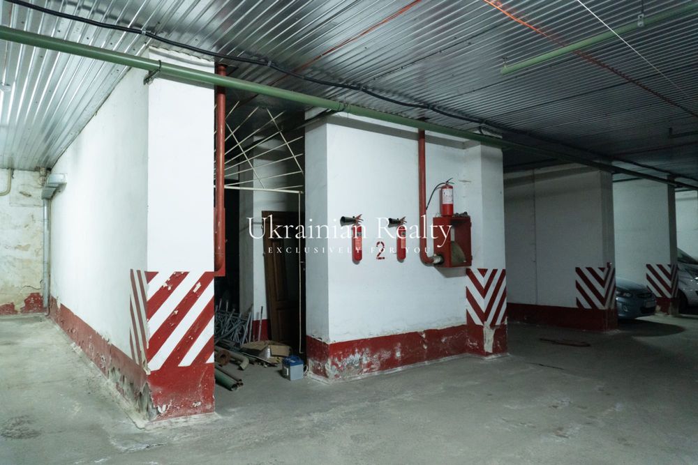 Продаж паркомісця в закритому паркінгу по вул. Кудрявська, 13–19