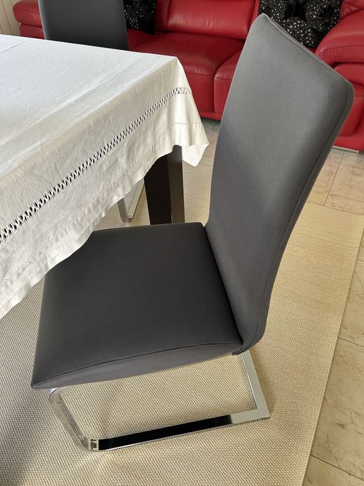 Cadeiras de sala / cozinha em inox e imitacao de pele cinzenta