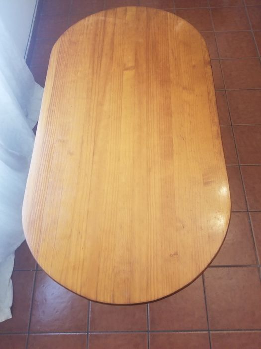 Mesa de cozinha ou sala, madeira e tampo oval,