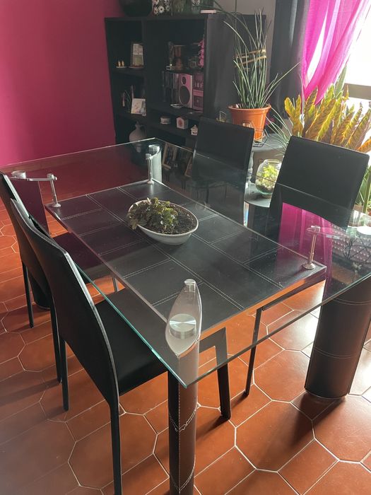Mesa de jantar com tampo em vidro, equipado com 4 cadeiras