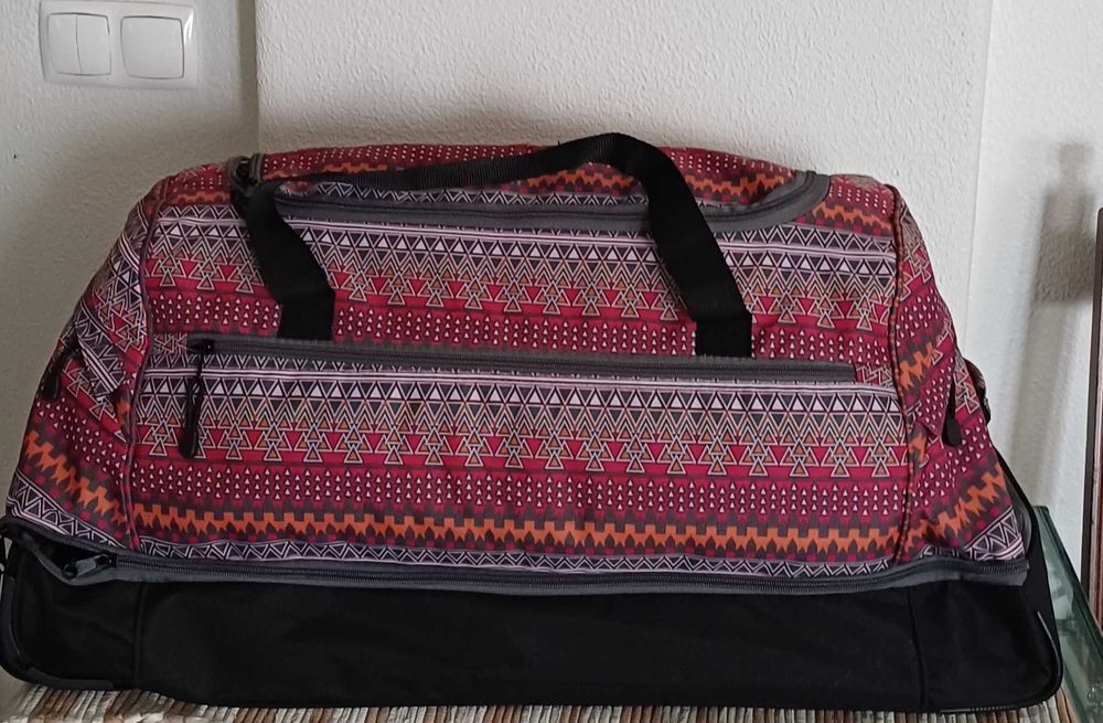 Saco para  viagem multicolor, com rodas e pega rebatível