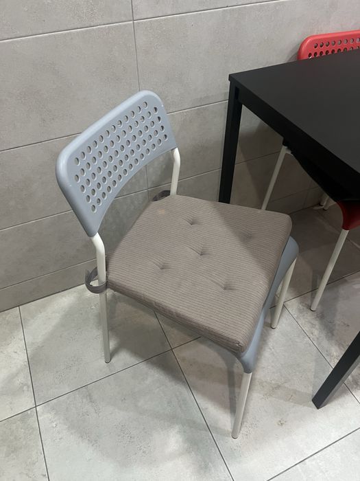 Mesa com 4 cadeiras e almofada de cadeira.