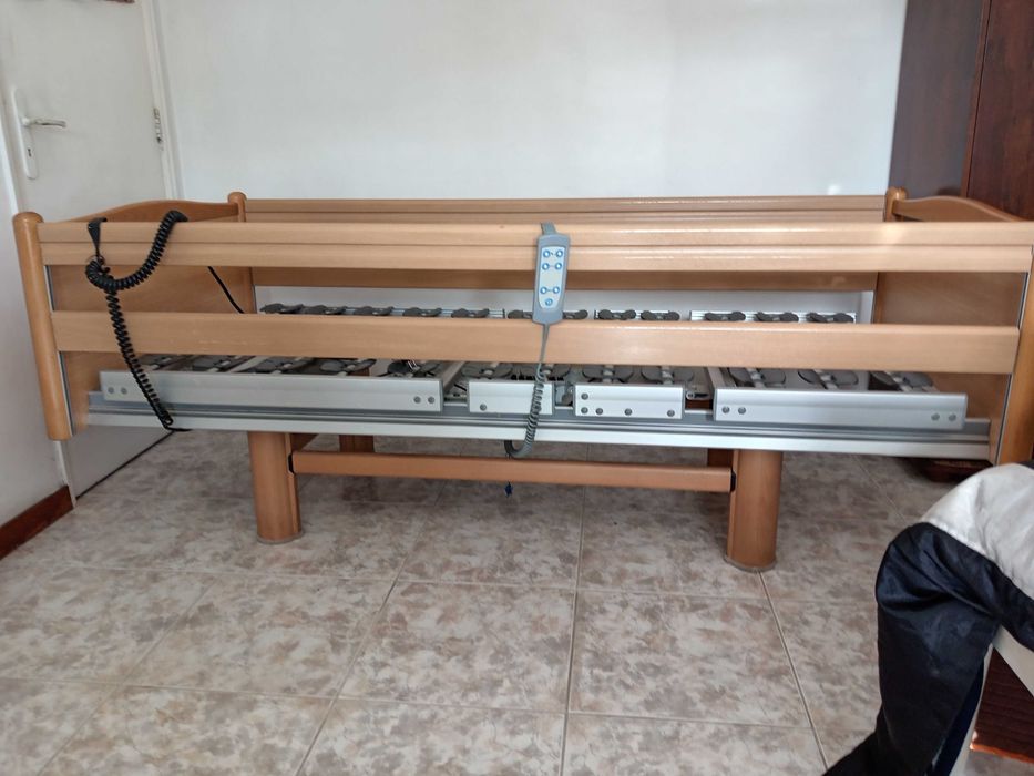 Cama articulada eléctrica de madeira