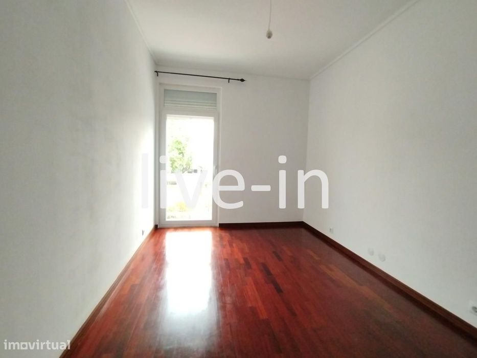 Apartamento T3 junto à Escola Mário Sacramento
