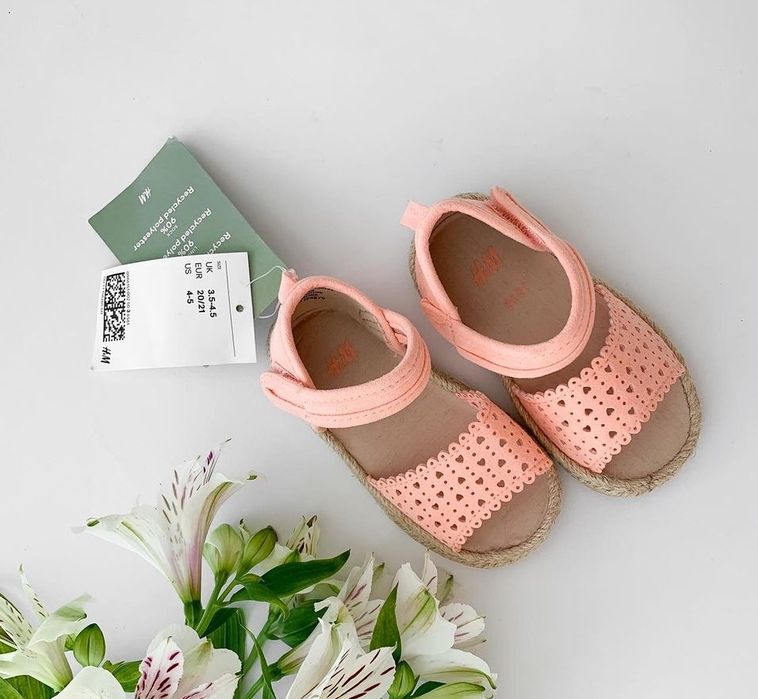 Взуття на дівчинку