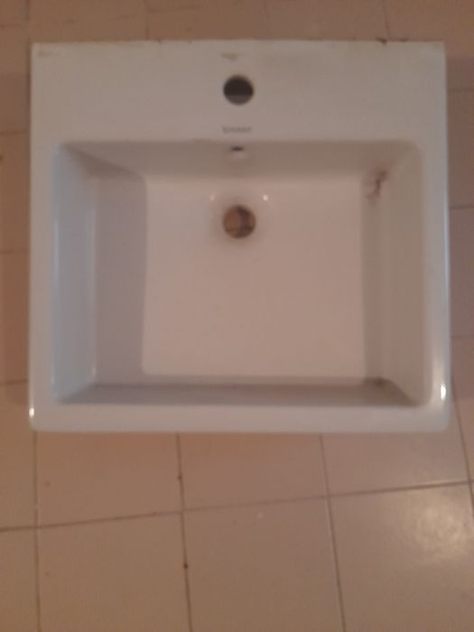 Lavatório casa de banho  49 cm × 46 cm usada.