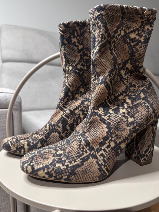 Botki na obcasie H&M wężowy wzór 8,5 cm – stan bdb