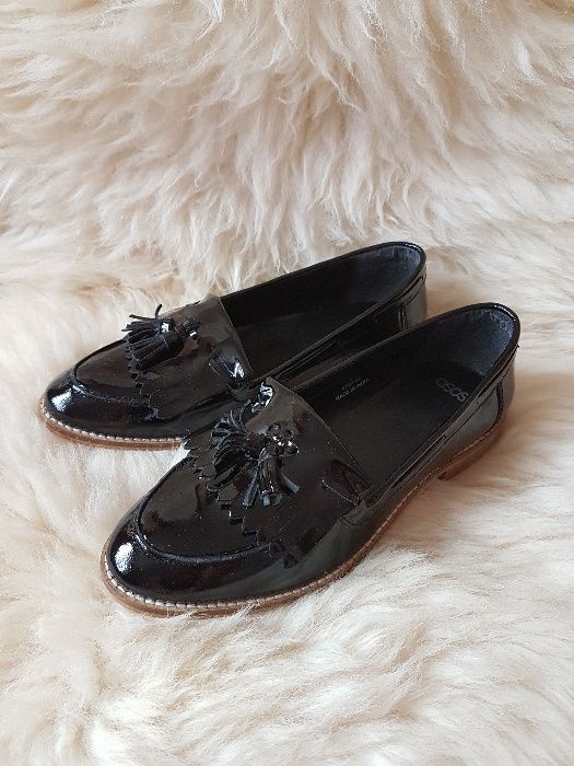 Modne lakierowane buty marki Asos Mokasyny