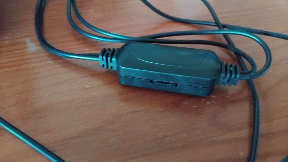 Coluna de som com fios