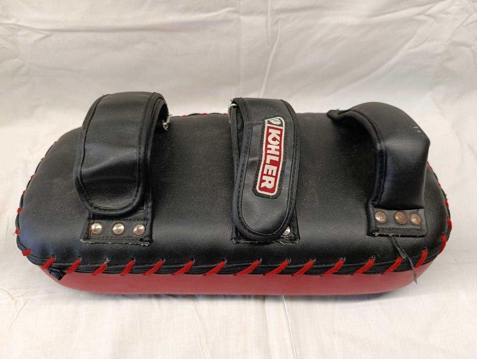 Plastrom (marca KOHLER aprox. 41 x 20 x 12) + um par de luvas