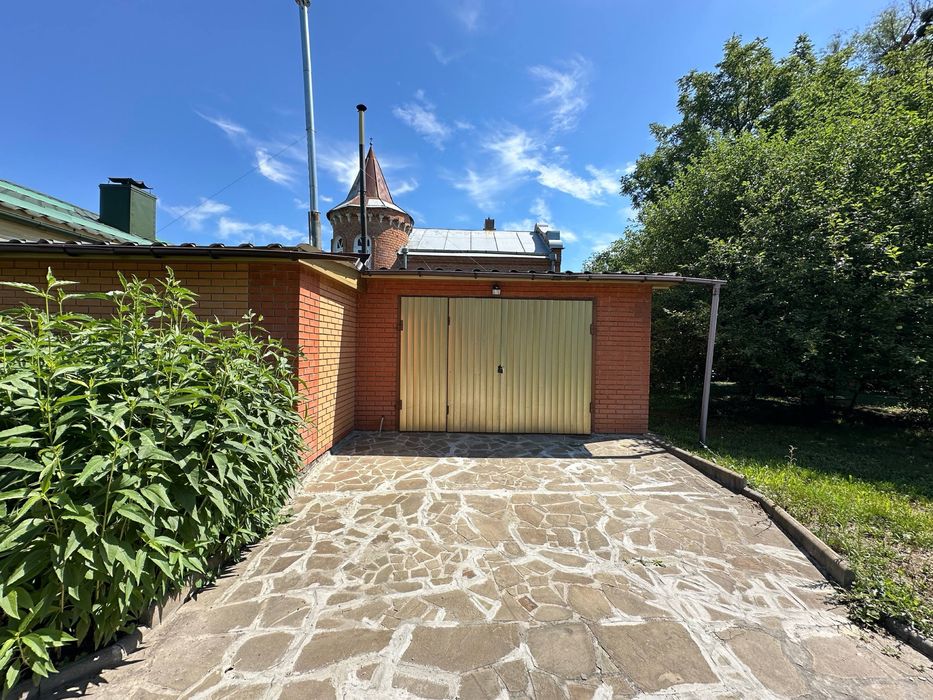 Продається ділянка 0.5 га з 3-ма окремими будинкам