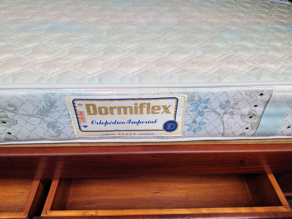 Camas de solteiro em madeira maciça com gavetas, estrado e colc