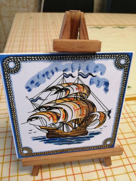 Azulejo com caravela, pintado à mão.