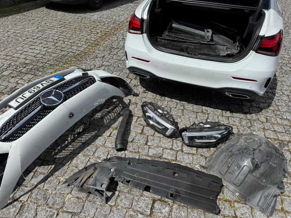 Mercedes-Benz A250e Limousine AMG Versão 100 km Autonomia