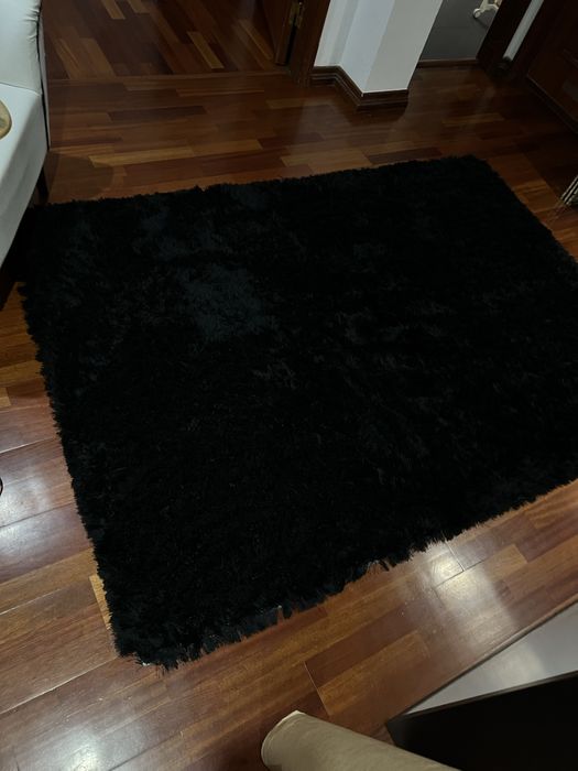 Carpete preta com pelo alto