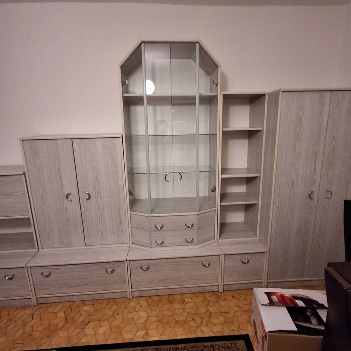 Regał szary , segment z witryną