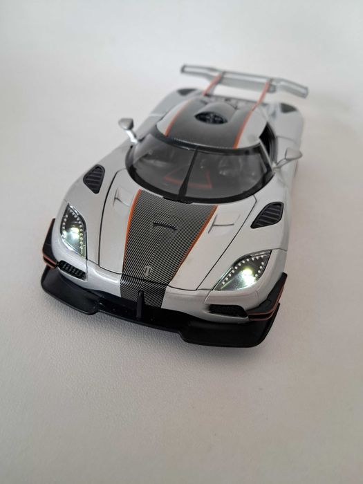nowy metalowy model samochodu Koenigsegg Agera w skali 1:24