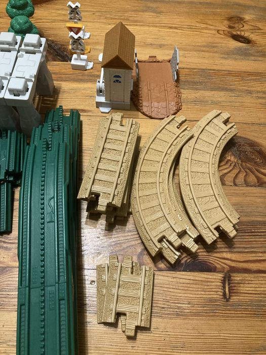 Kolejka Geotrax Fisher Price dizalajaca na baterie