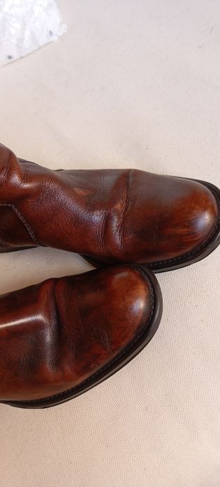 Bota em pele de cano alto castanho