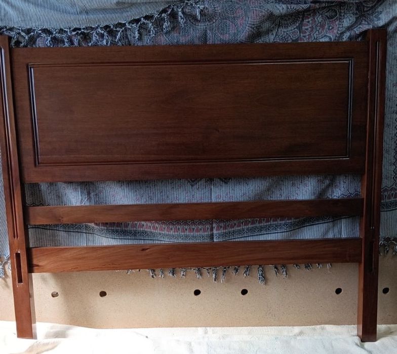 Cama de casal em madeira maciça