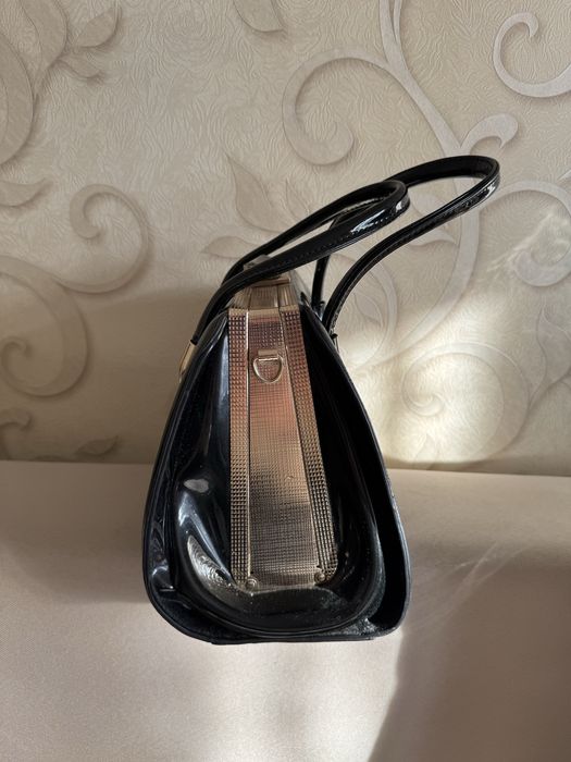 Продам лаковану сумочку