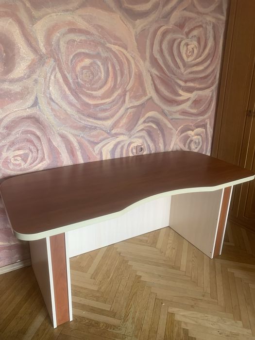 Стол письменный.