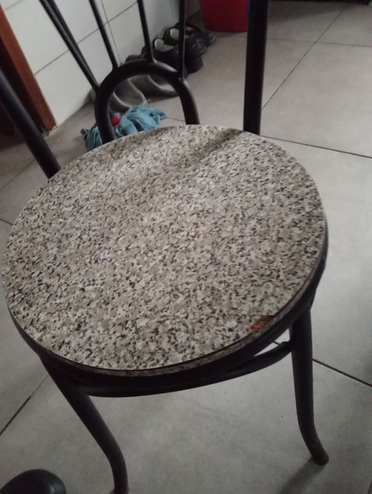 Vendo mesa e cadeiras tudo 20€