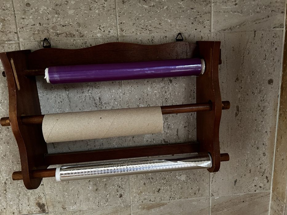 Suporte de cozinha em madeira para tres rolos