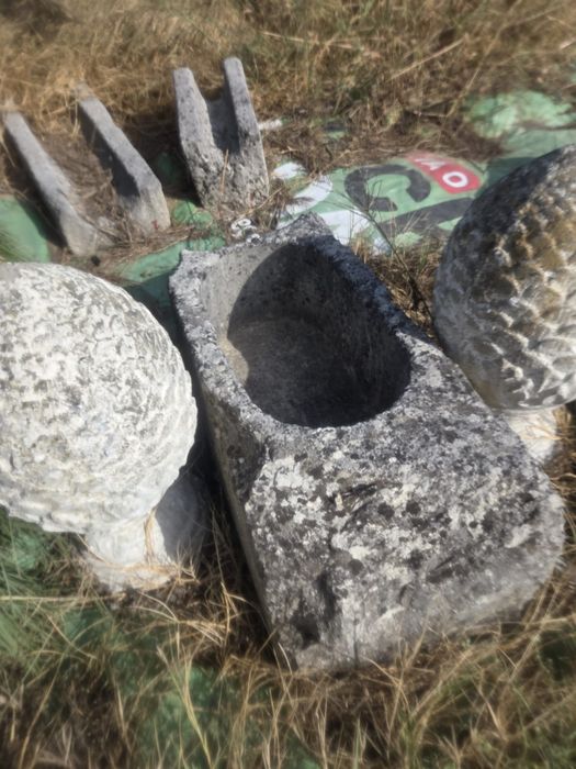 Pias rusticas e caleiras 85 euros .