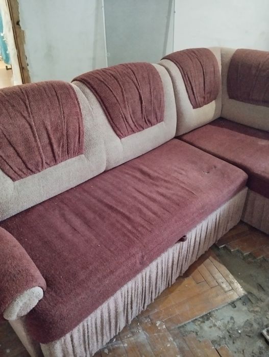 Диван кутовий у вітальню