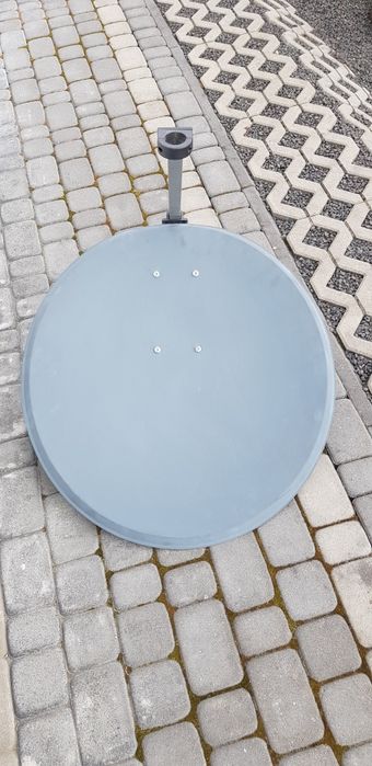 Antena satelitarna z uchwytem.