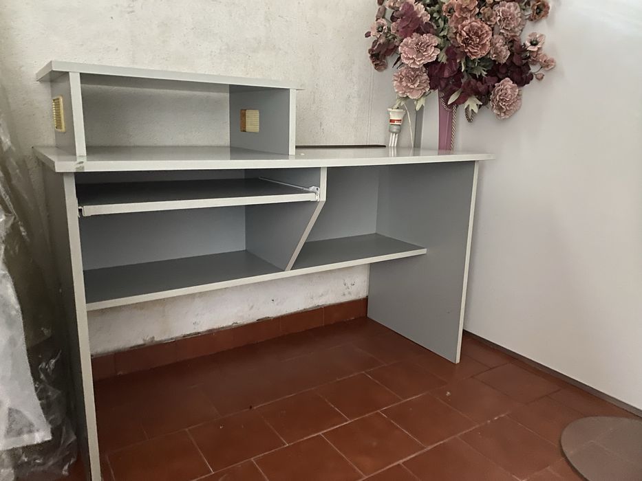 Secretária cinza para escritório