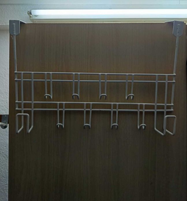 Cabide metálico de porta – prático e resistente