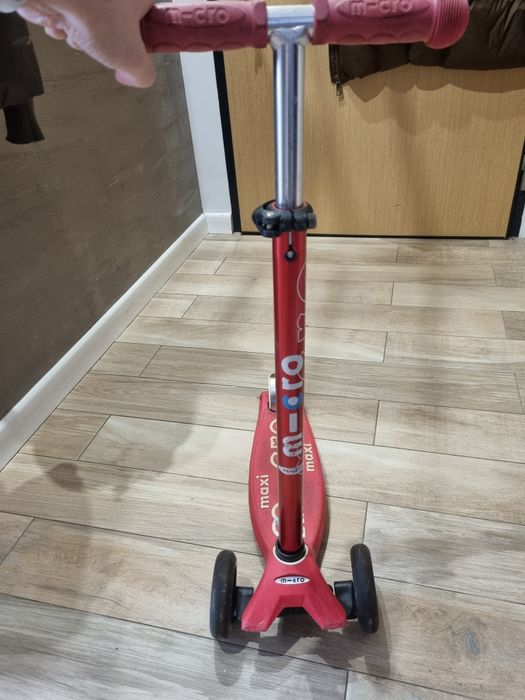 Hulajnoga Maxi Micro Deluxe led czerwona