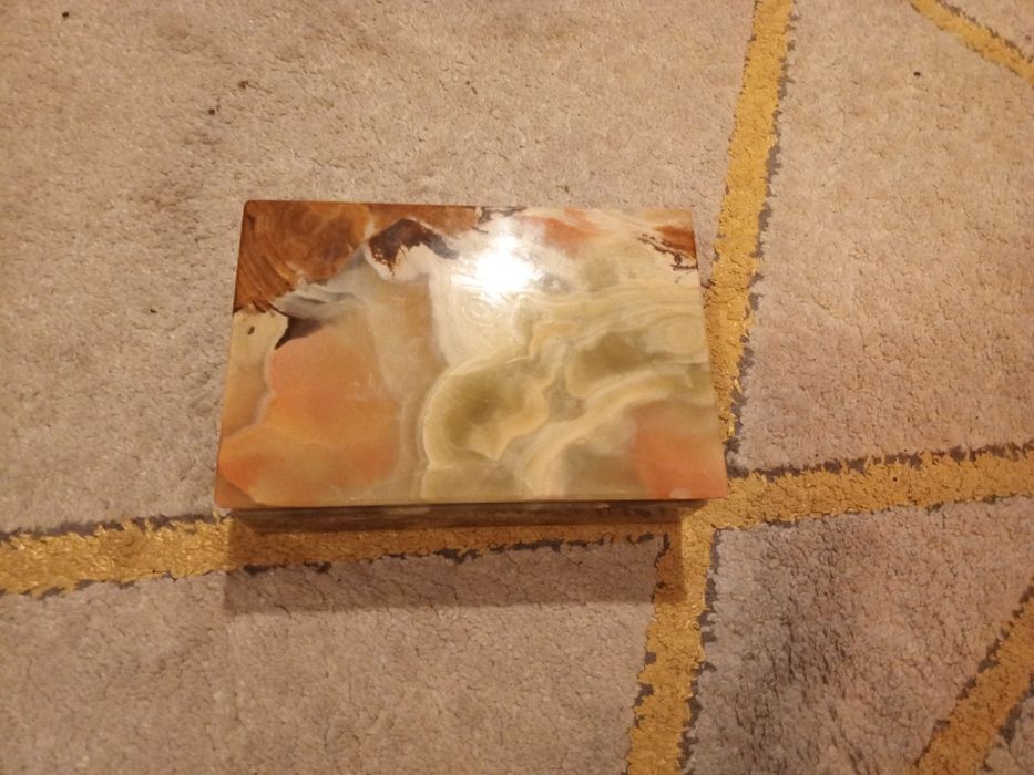 Sprzedam szkatułke z onyksu alabastru