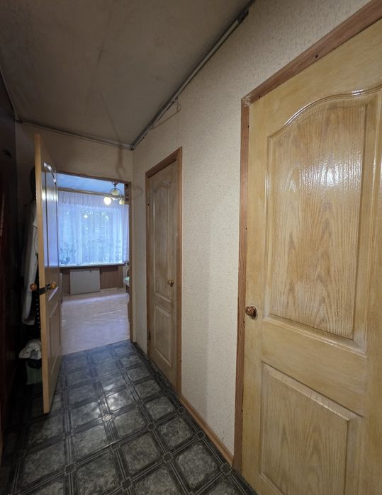 Продам трикімнатну квартиру на другому поверсі