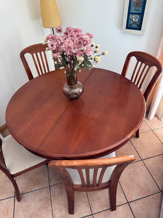 Mesa Redonda Extensível e 4 Cadeiras