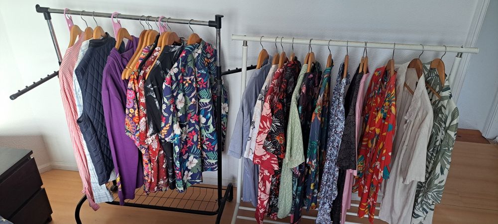 2 Suportes p/cabides (1 branco e outro cinza e preto)