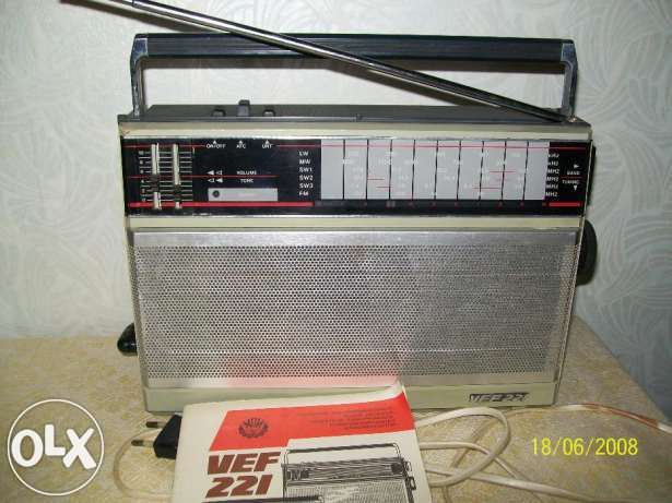 Продам переносной сетевой радиоприемник VEF 221. Без торга.