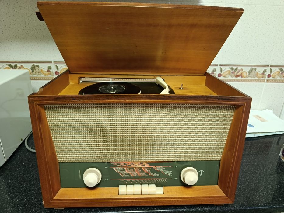 Rádio e gira discos antigo a funcionar