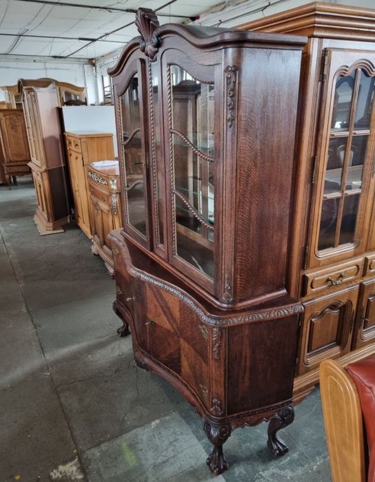 drewniana witryna biblioteka
