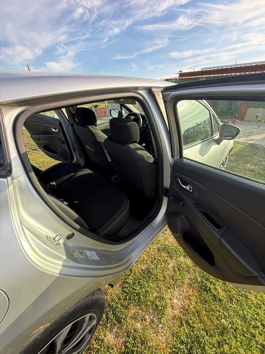 Vendo Renault Clio 2018
Gasóleo 
Revisão feita
Pneus Novos
Kilometros 232.000
Valor: 7.000€
