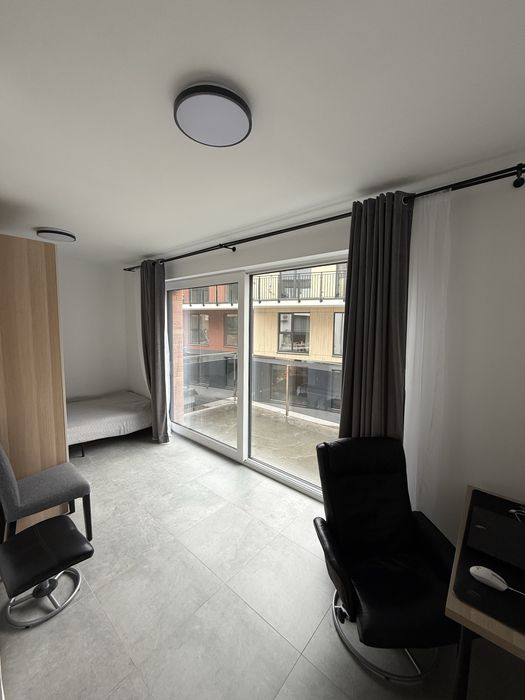 Duży pokój z balkonem blisko metro m2