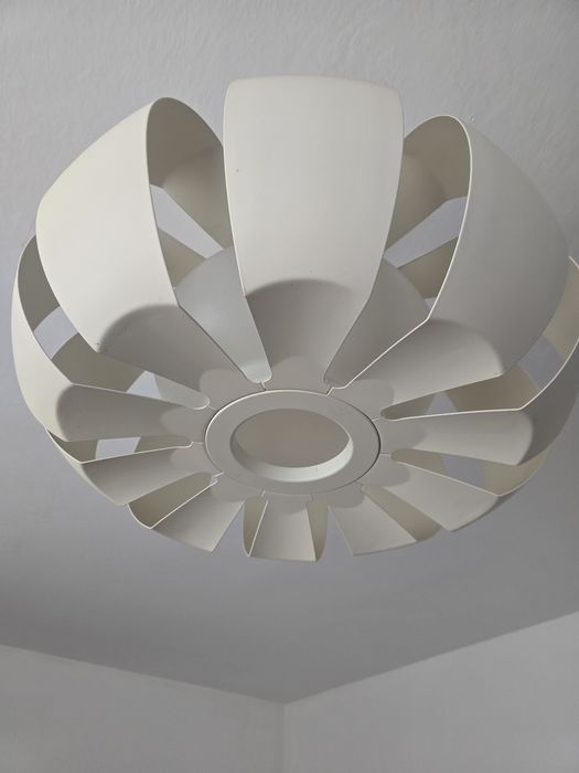 Duża biała metalowa lampa