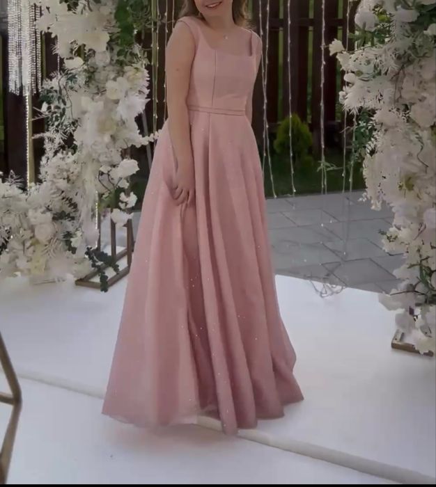 Продаю святкову сукню  рожевого кольору!