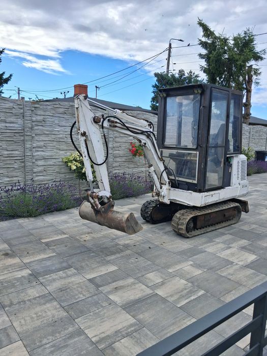 Minikoparka Bobcat x220, caterpillar cat liebherr jcb new holand