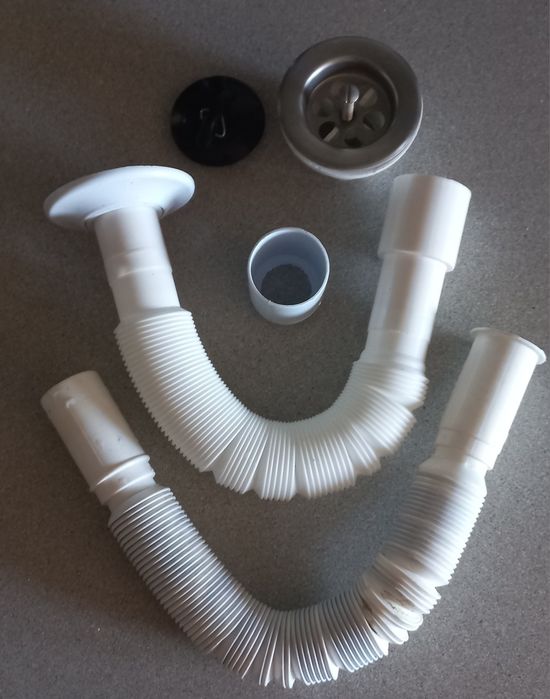 2 Sifões e mais peças  para canalização